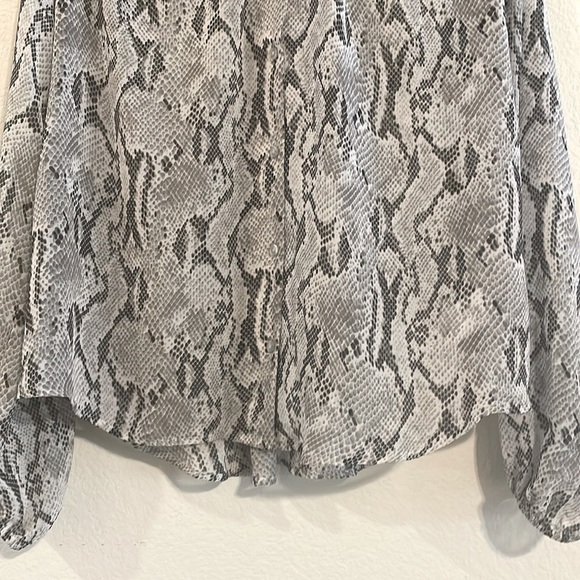 Express Women’s Tunic Medium Grey Snake Animal Print Semi Sheer Mesh Classic - Picture 6 of 13